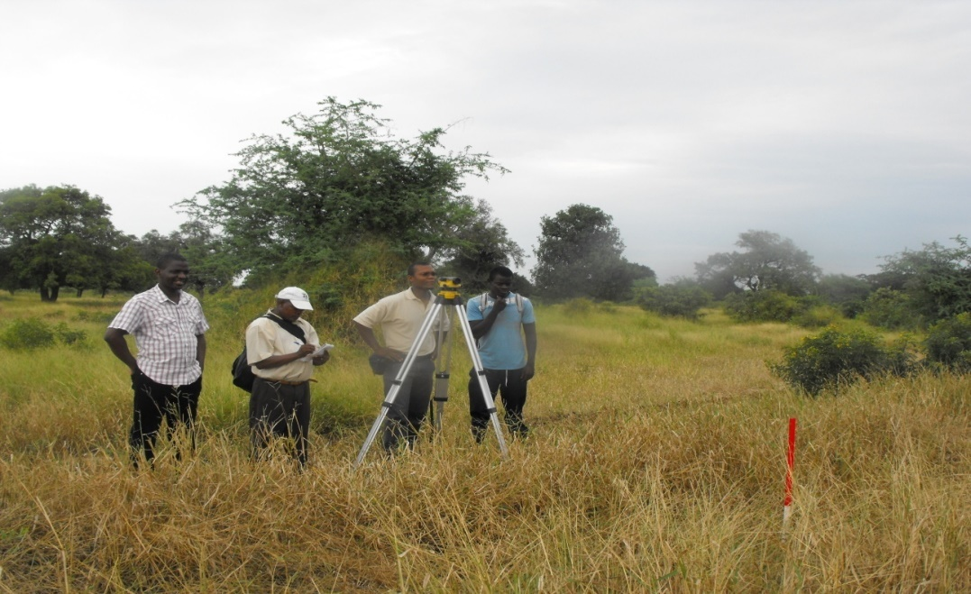 Estudantes em plenas actividades de levantamento topográfico
